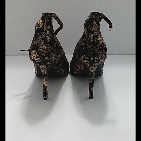 Delicate Lace Pump (NWOT) - Picture 10 of 12